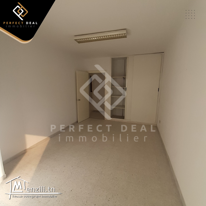 A VENDRE un Bureau de 6 pièces situé aux Berges du Lac 1