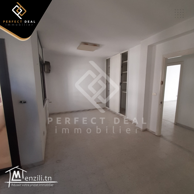 A VENDRE un Bureau de 6 pièces situé aux Berges du Lac 1