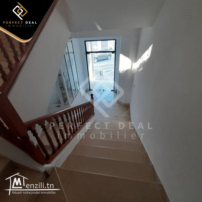 A VENDRE un Bureau de 6 pièces situé aux Berges du Lac 1