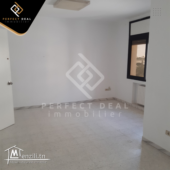 A VENDRE un Bureau de 6 pièces situé aux Berges du Lac 1