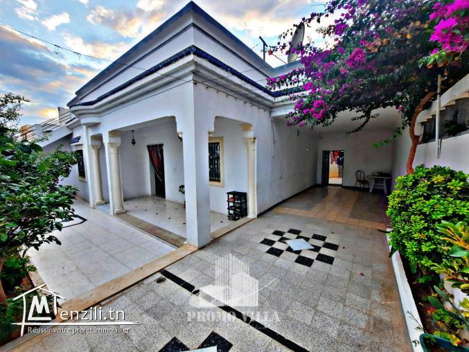 maison spacieuse avec un jardin et un garage