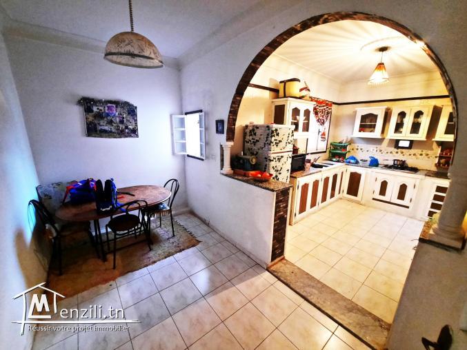 maison spacieuse avec un jardin et un garage