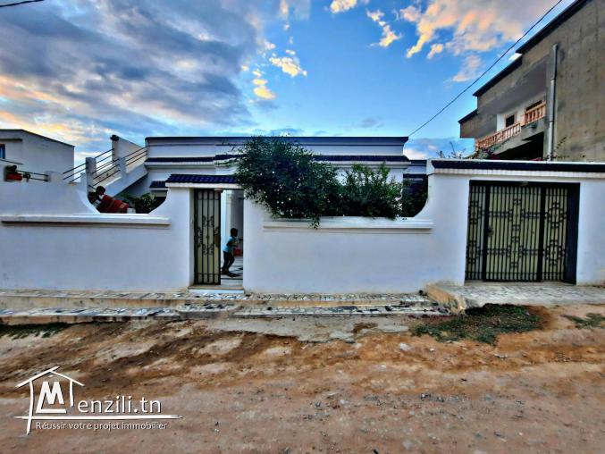 maison spacieuse avec un jardin et un garage