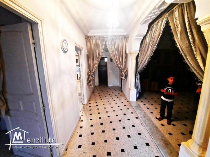 maison spacieuse avec un jardin et un garage