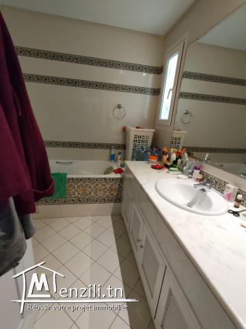 Spacieux S+4 de 289m² avec cellier et 2ppkg à Menzah8