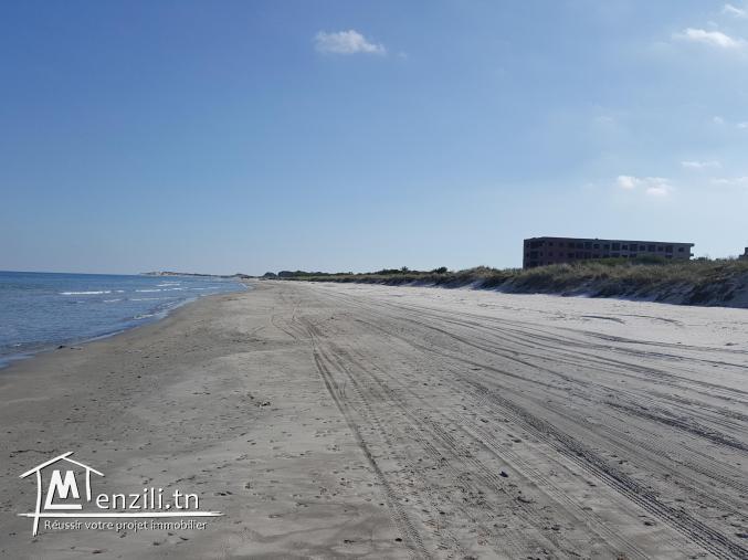 Lot de terrain séduisant au bord de la mer