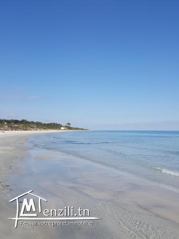 Lot de terrain séduisant au bord de la mer