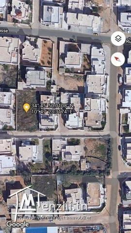 للبيع قطعة أرض بيضاء و مسيجة