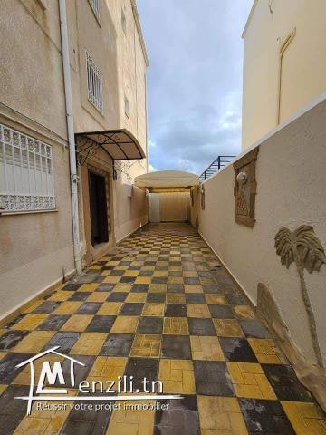 A vendre villa S+9 à Ain Zaghouen Nord