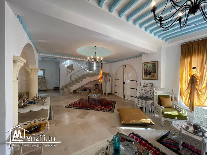 Une villa s4 de 450m² a vendre à la soukra