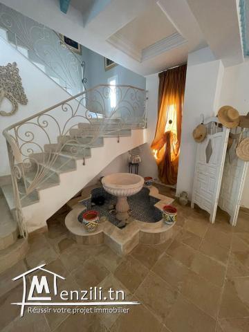 Une villa s4 de 450m² a vendre à la soukra