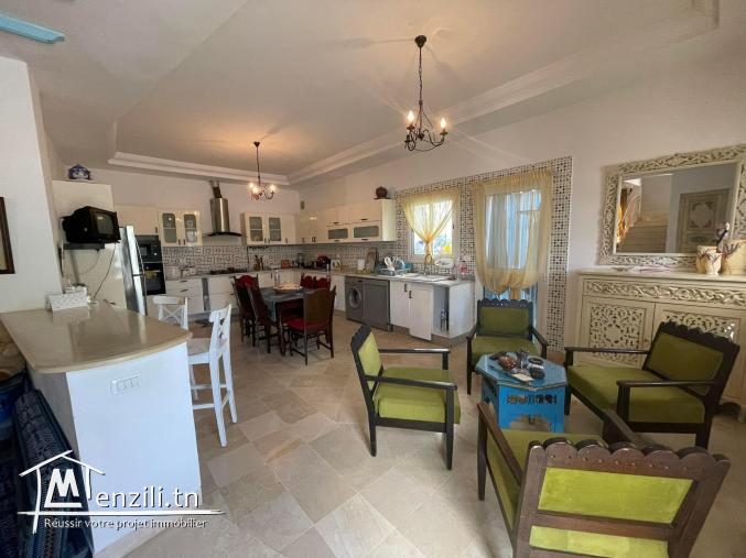Une villa s4 de 450m² a vendre à la soukra