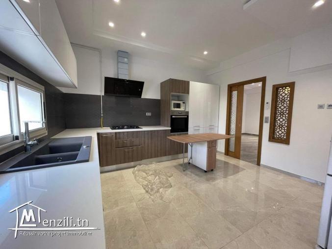 un appartement S3  a louer de 200m²   a la soukra