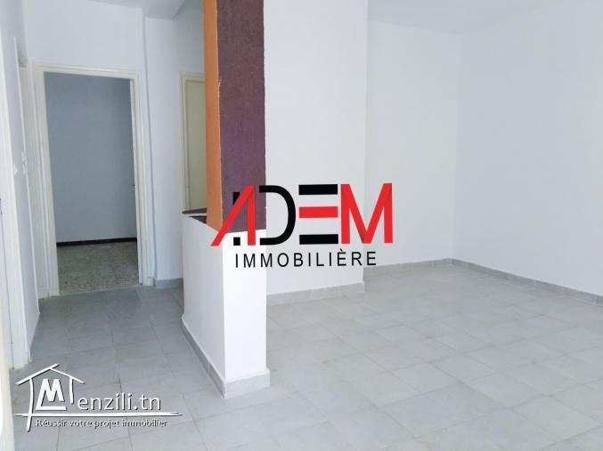 Une maison de deux étages avec garage