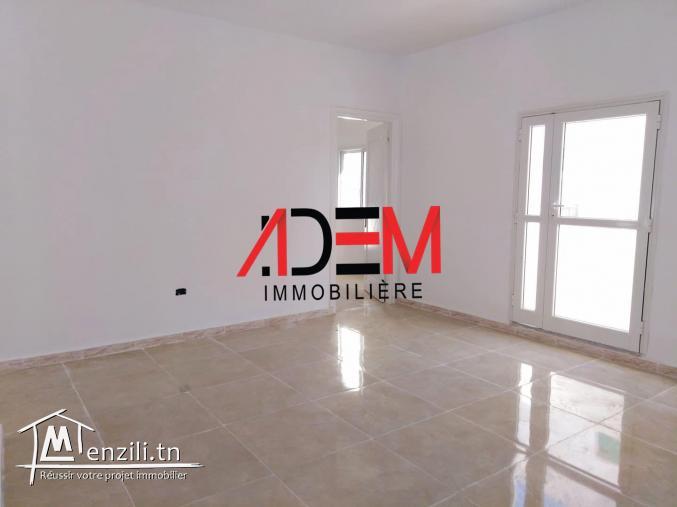 Une maison de deux étages avec garage