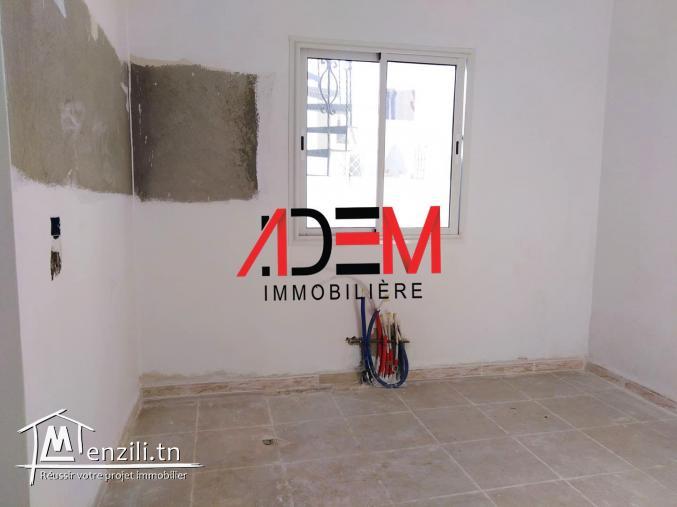 Une maison de deux étages avec garage