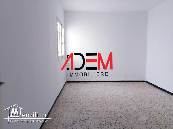 Une maison de deux étages avec garage