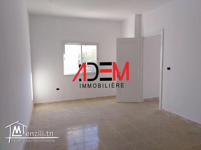 Une maison de deux étages avec garage