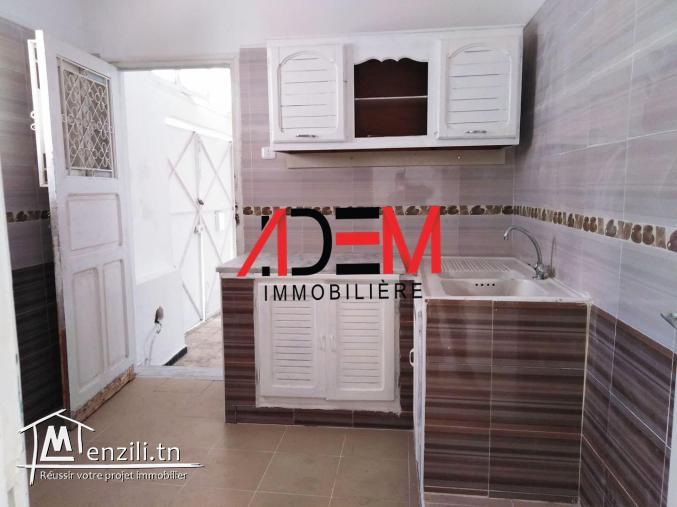 Une maison de deux étages avec garage