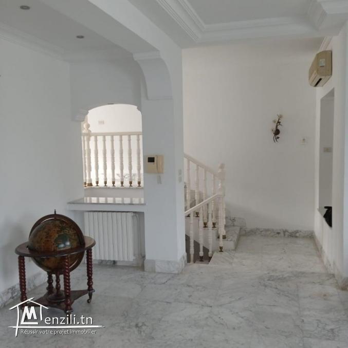 un triplex S+2 meublé à louer de 250m² à la marsa