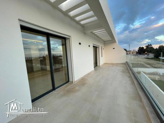 un triplex S+4 à vendre de 570m² à la soukra