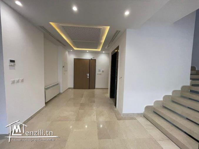un triplex S+4 à vendre de 570m² à la soukra
