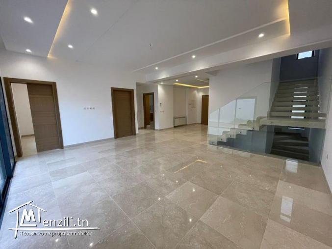 un triplex S+4 à vendre de 570m² à la soukra