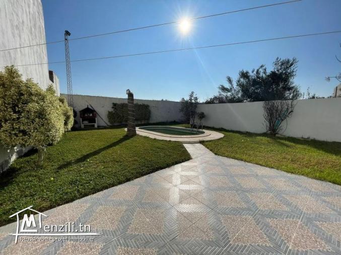 une Villa s4 avec piscine à vendre de 895m² à la soukra