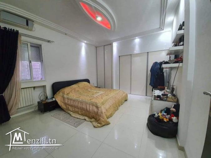 une Villa s4 avec piscine à vendre de 895m² à la soukra