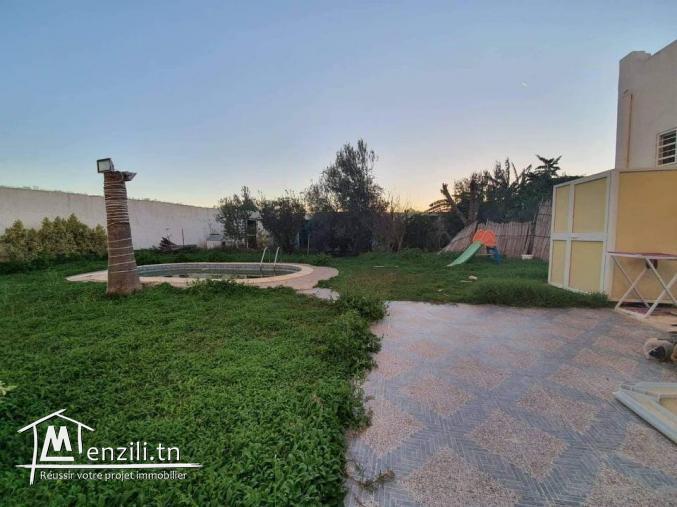 une Villa s4 avec piscine à vendre de 895m² à la soukra