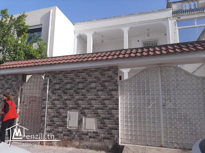 je met en location un bel étage de villa devant carrefour ibnou sina