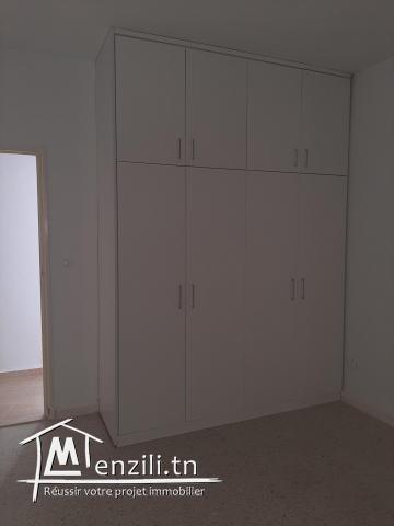 je met en location un bel étage de villa devant carrefour ibnou sina