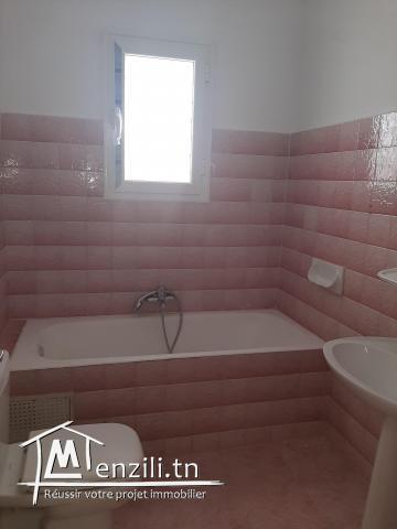 je met en location un bel étage de villa devant carrefour ibnou sina