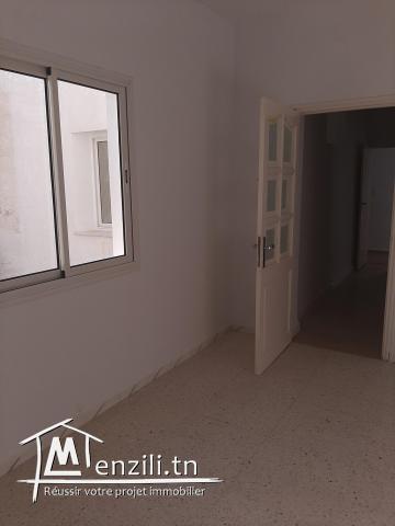 je met en location un bel étage de villa devant carrefour ibnou sina