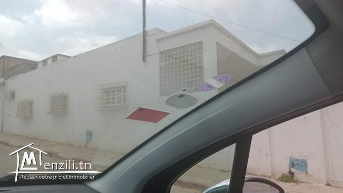 A vendre deux maisons indépendantes avec 3 garages et un studio