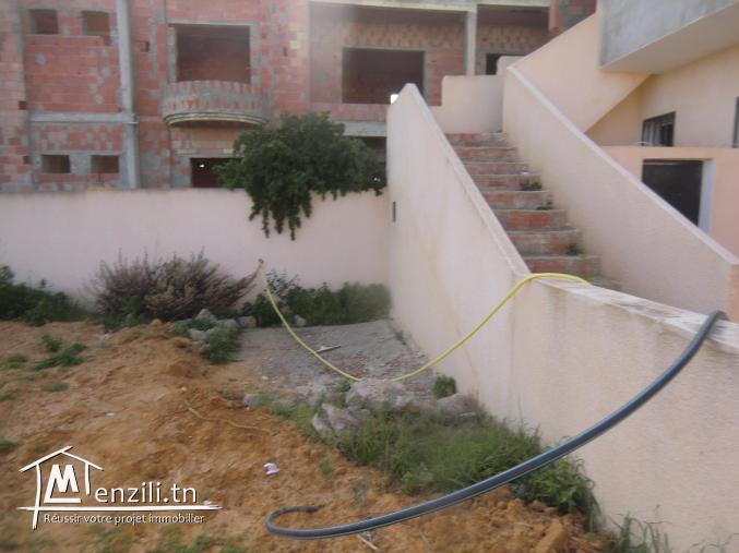 maison avec un studio et 1 ere etage innachevé