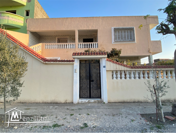 2 maisons et un jardin et un garage