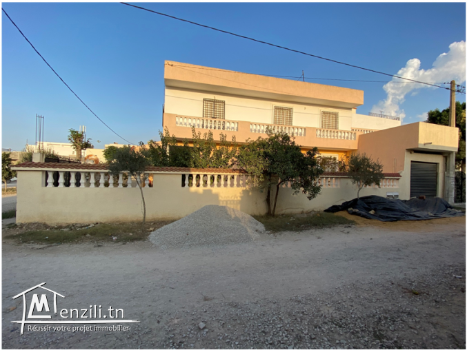 2 maisons et un jardin et un garage