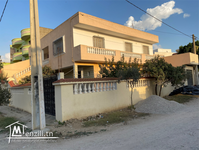 2 maisons et un jardin et un garage