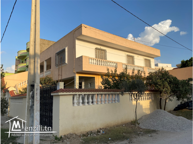 2 maisons et un jardin et un garage