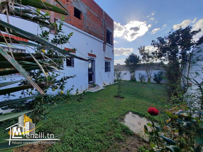 une maison sur deux niveau avec un étage inachevé