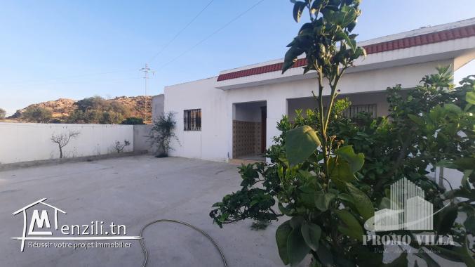une belle maison spacieuse dans un endroit calme et sécurisé à Hammamet-Menchar