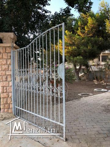 Villa à l'angle de deux rues de 803 m2 sise à cité Hached 1