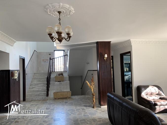Villa à l'angle de deux rues de 803 m2 sise à cité Hached 1