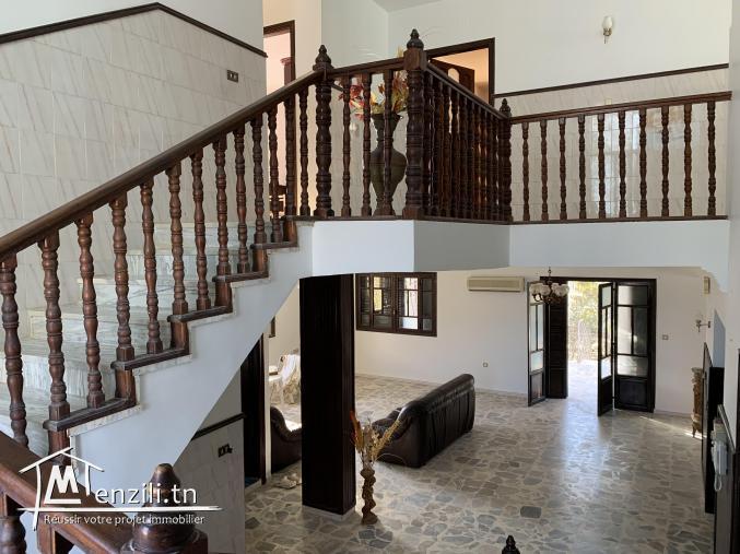 Villa à l'angle de deux rues de 803 m2 sise à cité Hached 1