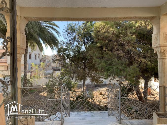 Villa à l'angle de deux rues de 803 m2 sise à cité Hached 1