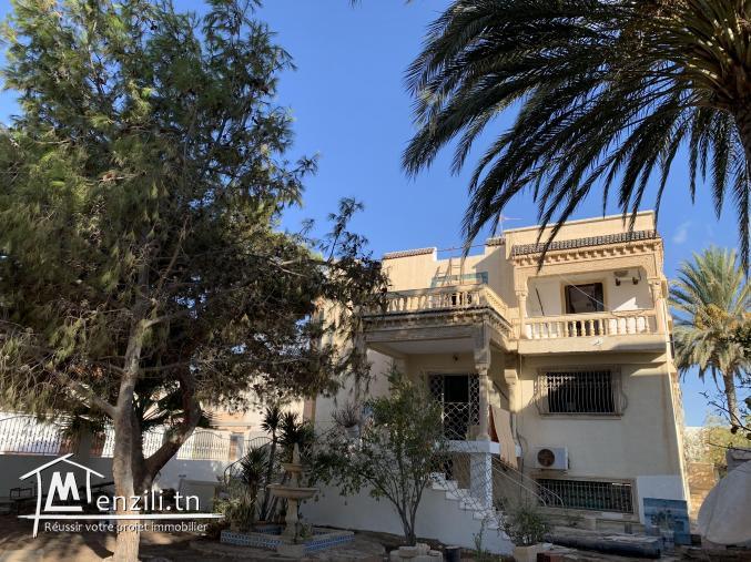 Villa à l'angle de deux rues de 803 m2 sise à cité Hached 1