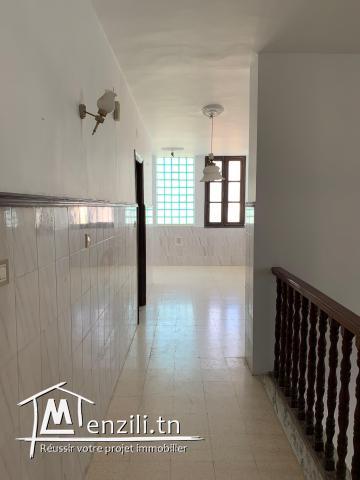 Villa à l'angle de deux rues de 803 m2 sise à cité Hached 1