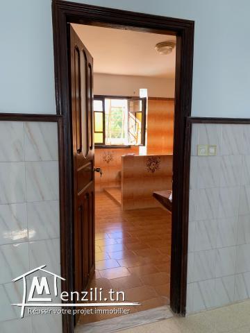 Villa à l'angle de deux rues de 803 m2 sise à cité Hached 1