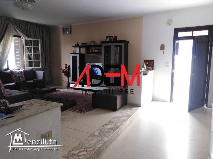 Spacieux étage de villa S2 bien situé et avec abri voiture